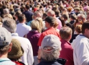 Psychologia tłumu: co się z nami dzieje w dużych grupach?